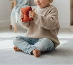 Enfant tenant un défouldoudou sensoriel rouge pendant un moment de colère